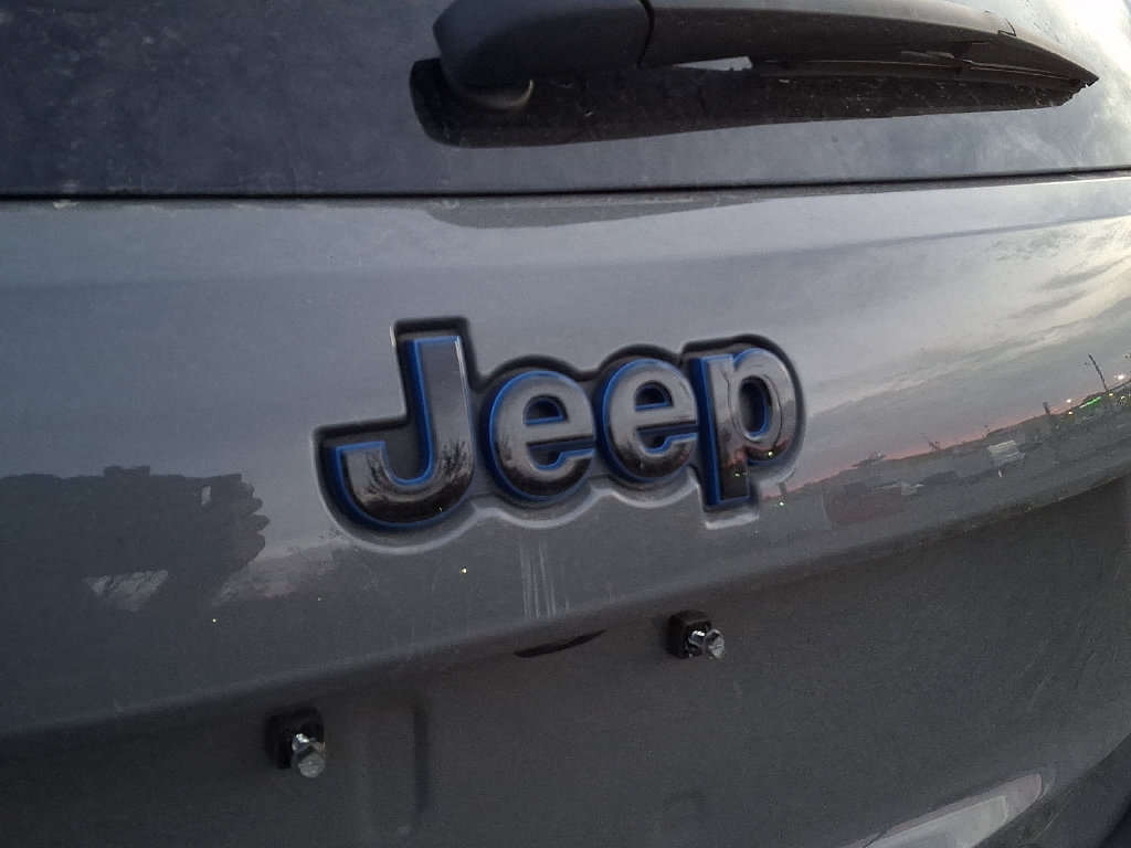 Used 2019 Jeep Grand Cherokee Laredo AWD/4WD image 9