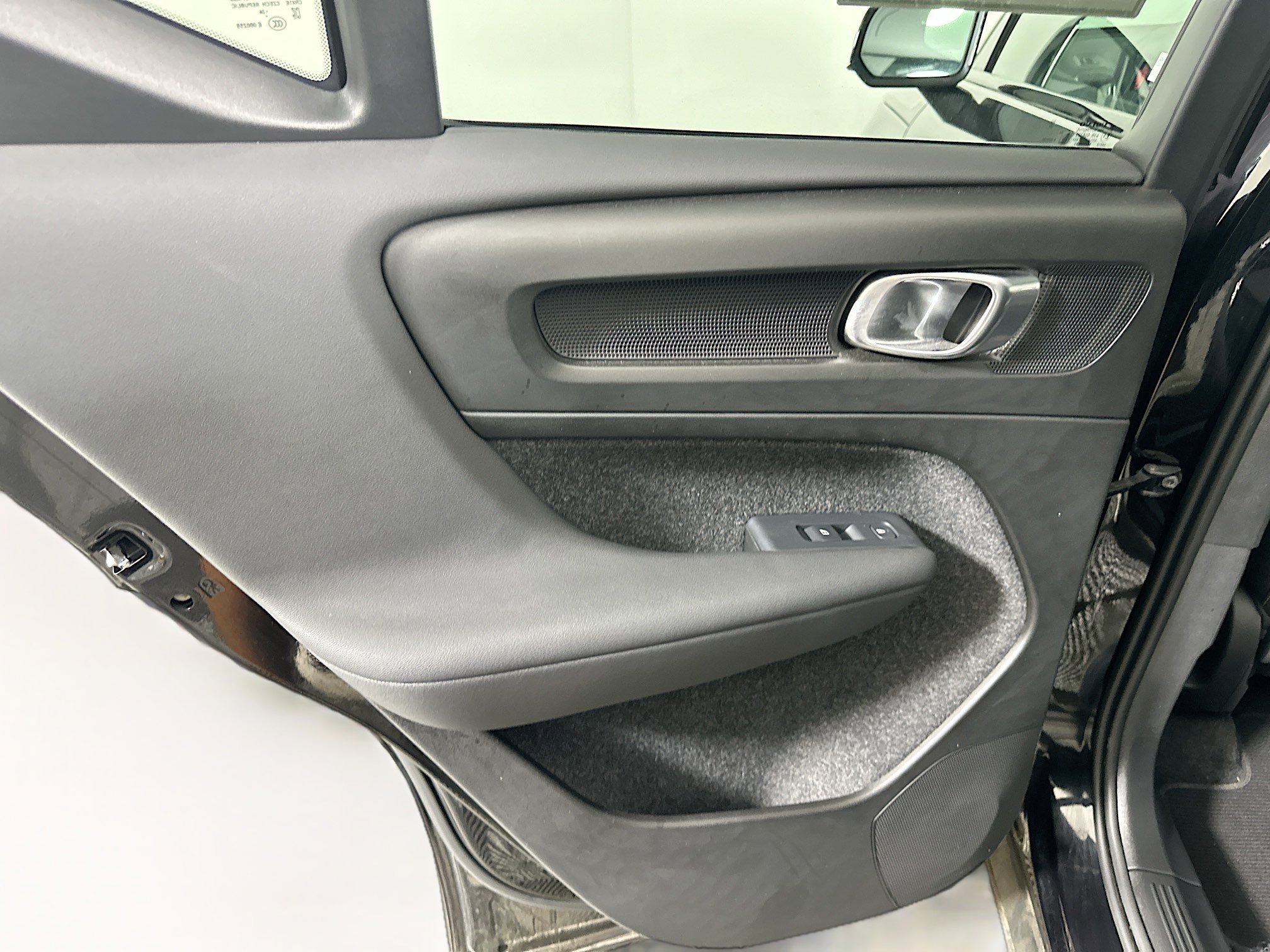 Used 2025 Volvo XC40 B5 Plus image 27