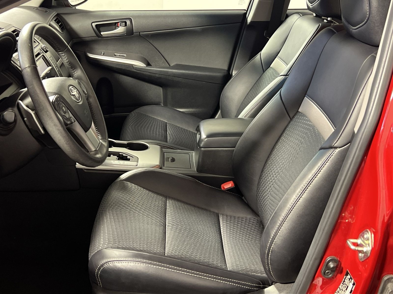 Used 2014 Toyota Camry SE FWD image 12