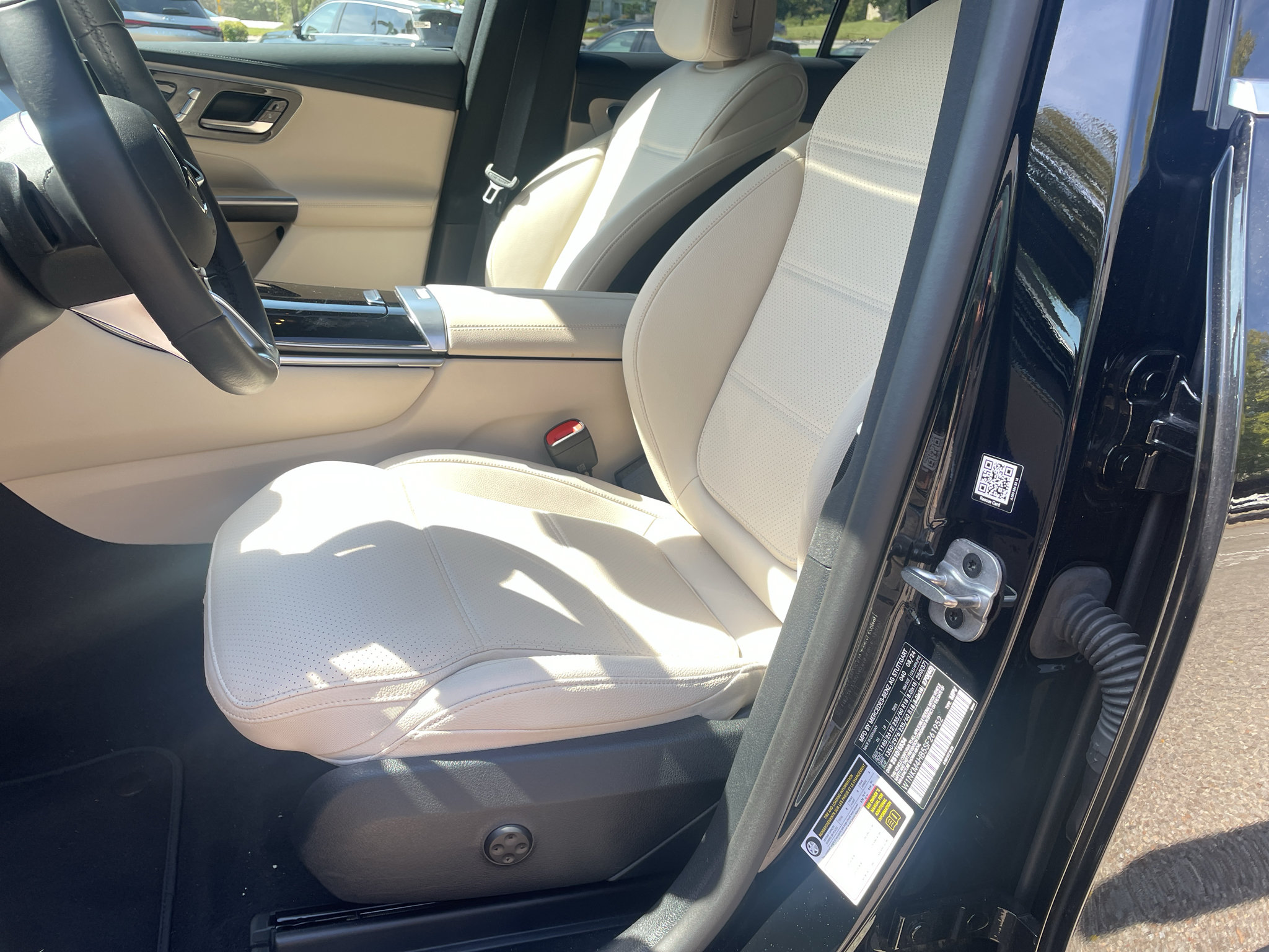 Used 2025 Mercedes-Benz GLC 300 4MATIC image 12