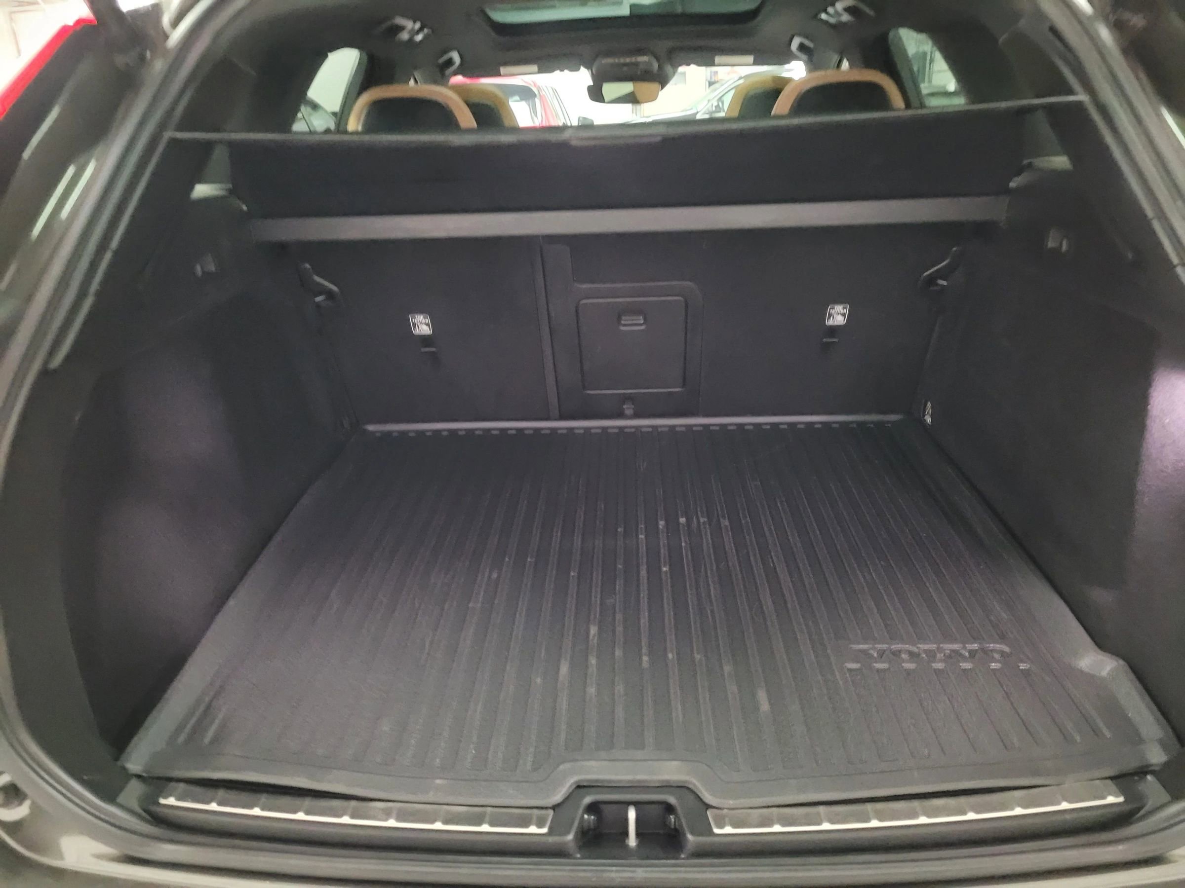 Used 2018 Volvo XC60 T5 Momentum w/ Vision Package image 38