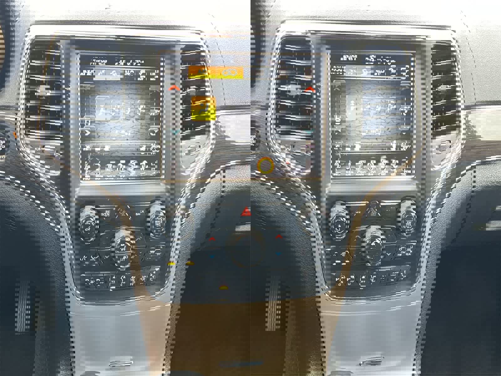 Used 2017 Jeep Grand Cherokee Overland w/ Jeep Active Safety Group image 27