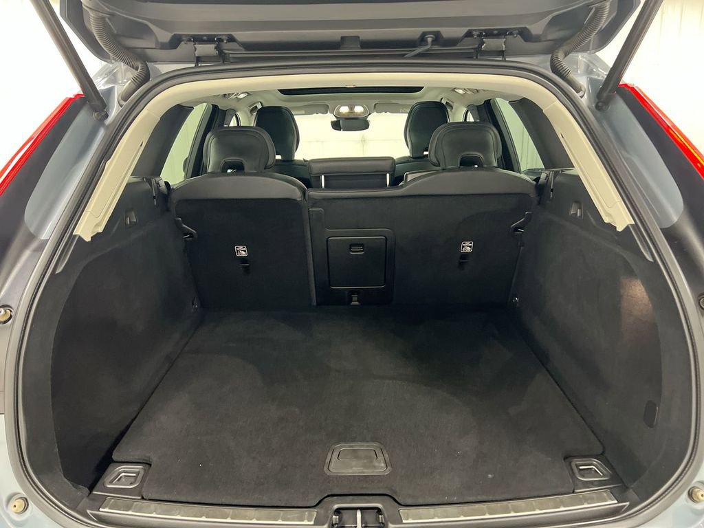 Used 2023 Volvo XC60 B5 Plus FWD image 25