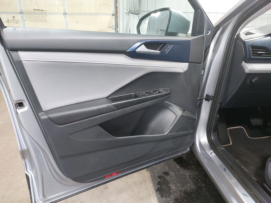 Used 2023 Volkswagen Taos SE w/ Panoramic Sunroof Package image 27