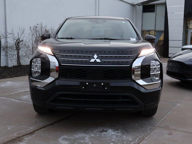 Used 2022 Mitsubishi Outlander ES image 3