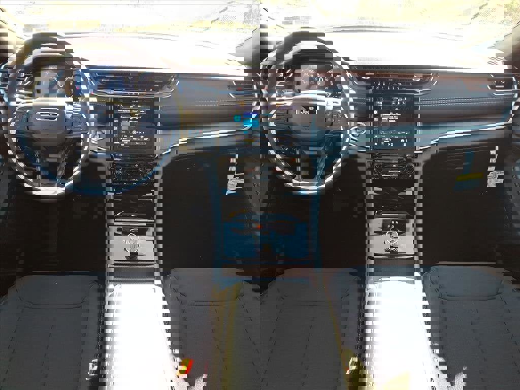 New 2025 Jeep Grand Cherokee Laredo X w/ Luxury Tech Group I image 5