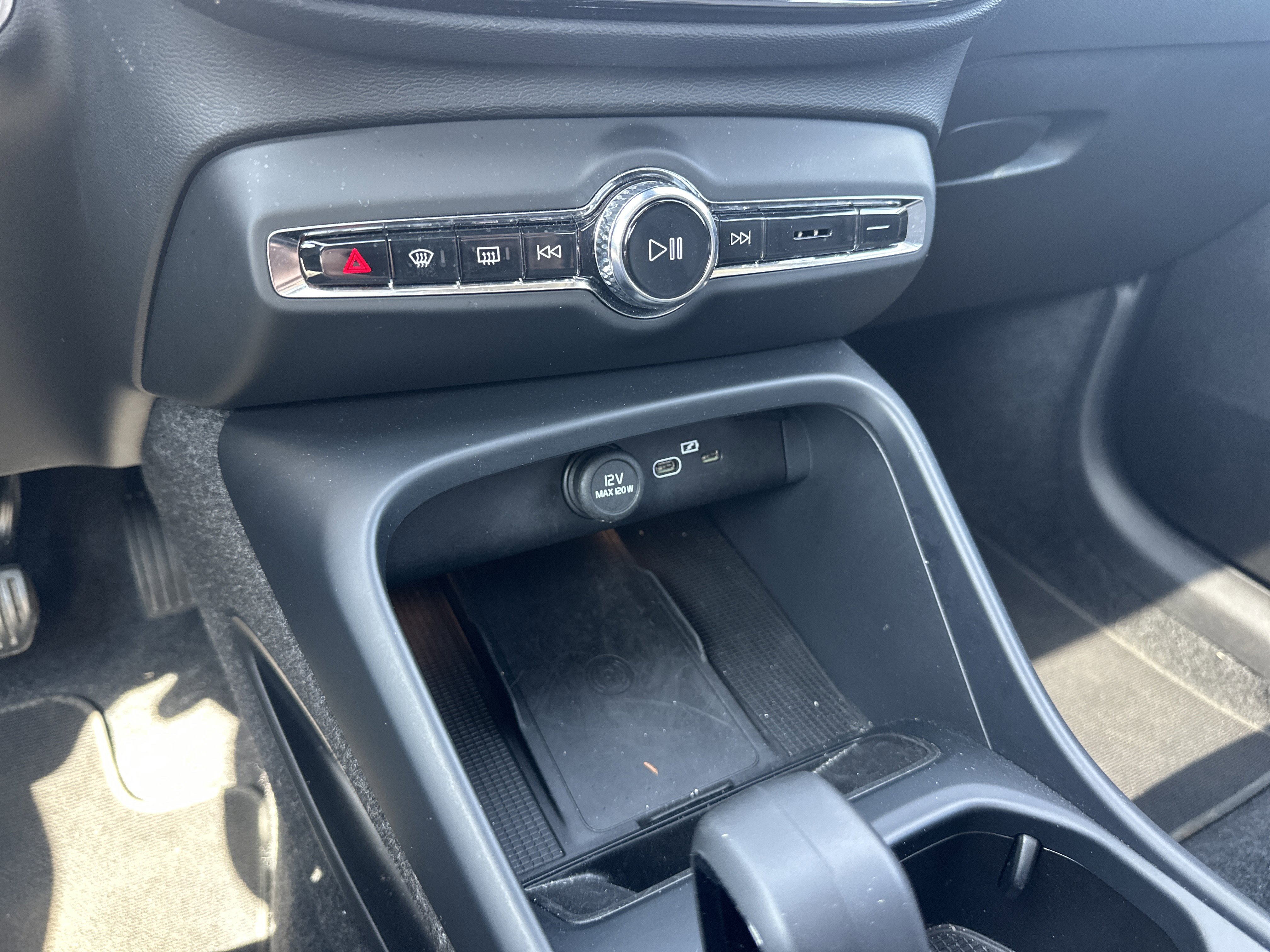 Used 2025 Volvo XC40 B5 Core image 30