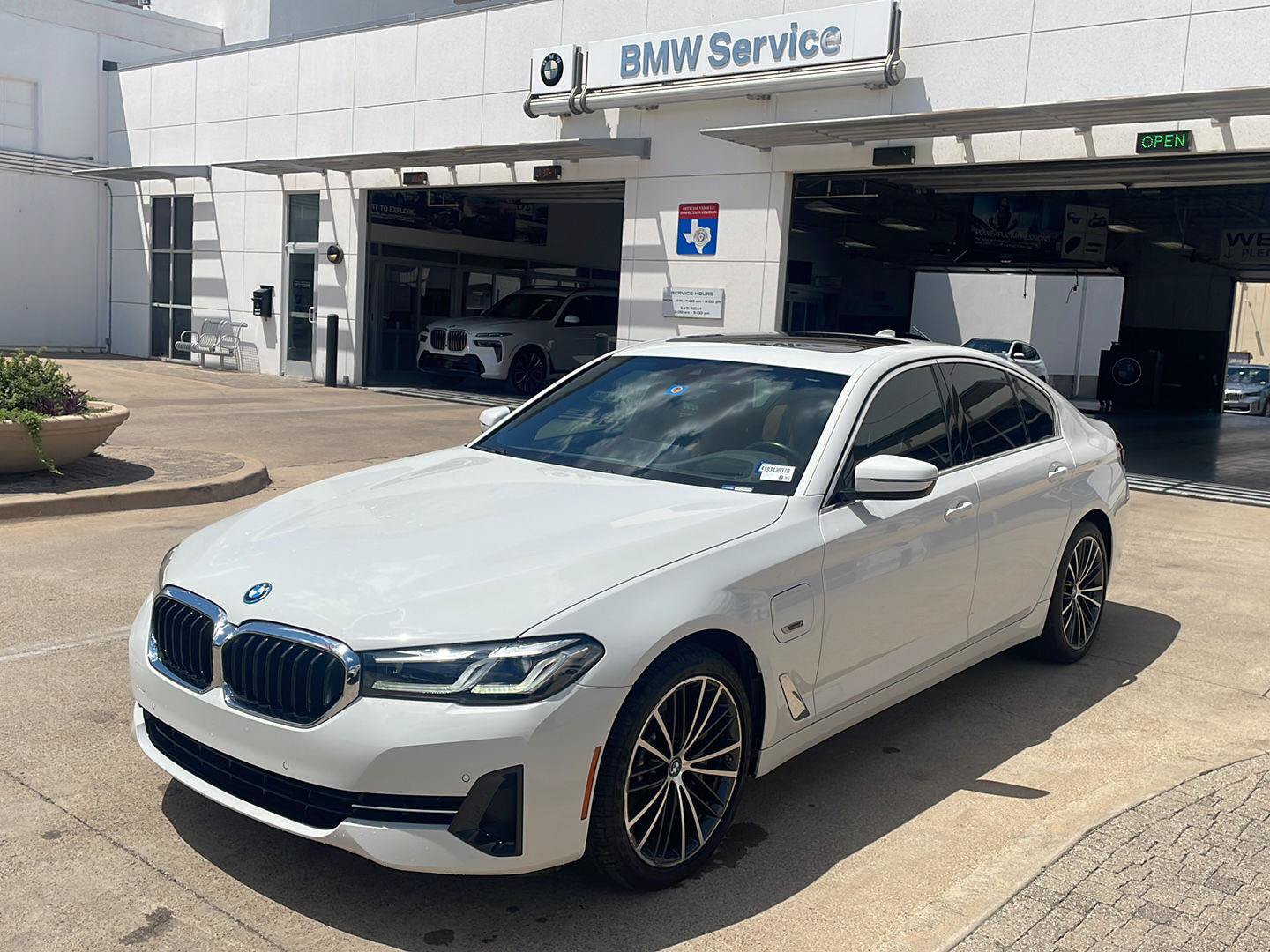 Used 2023 BMW 530e w/ Premium Package RWD video 1