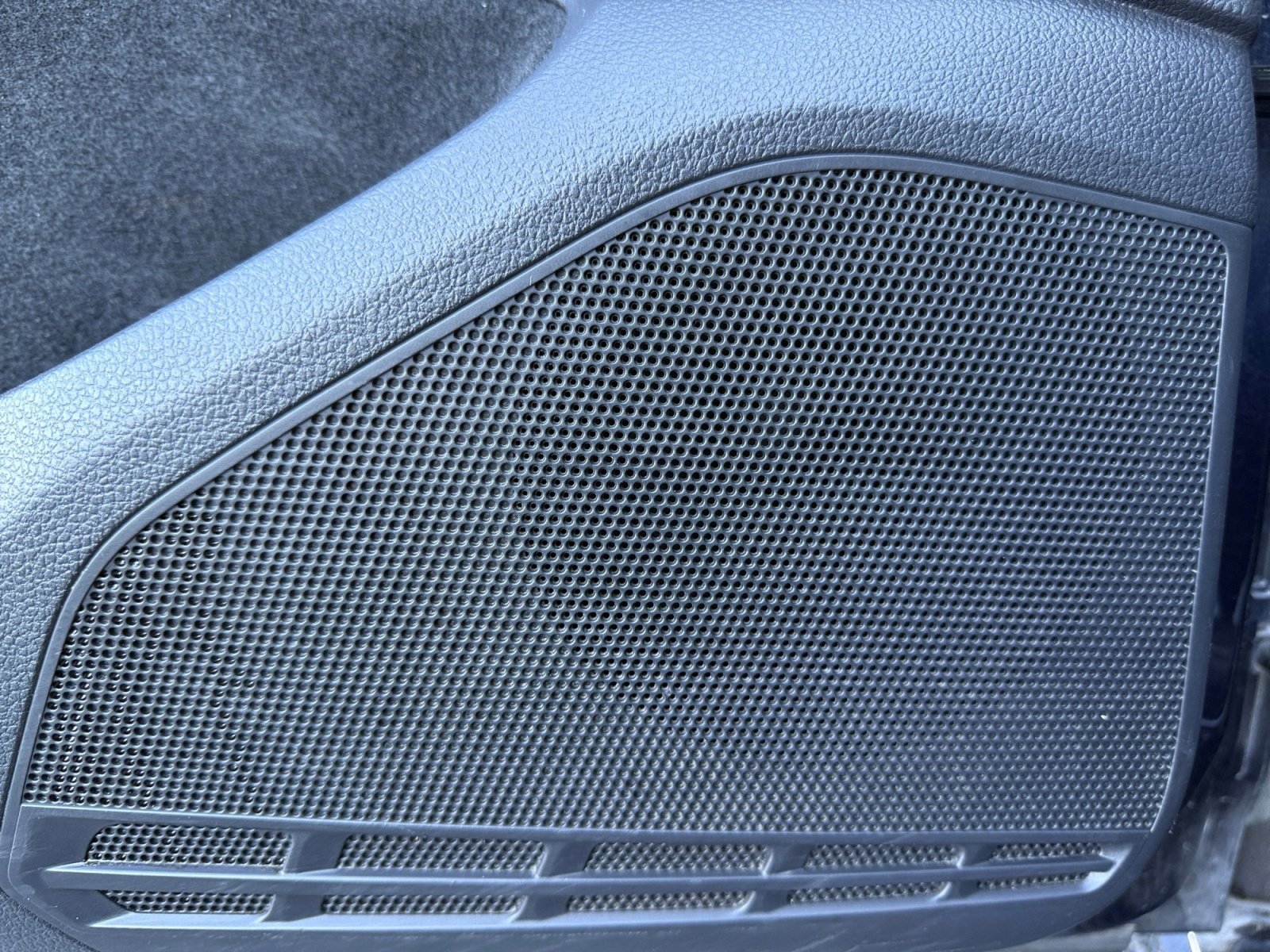 Used 2016 Volkswagen e-Golf SE image 27