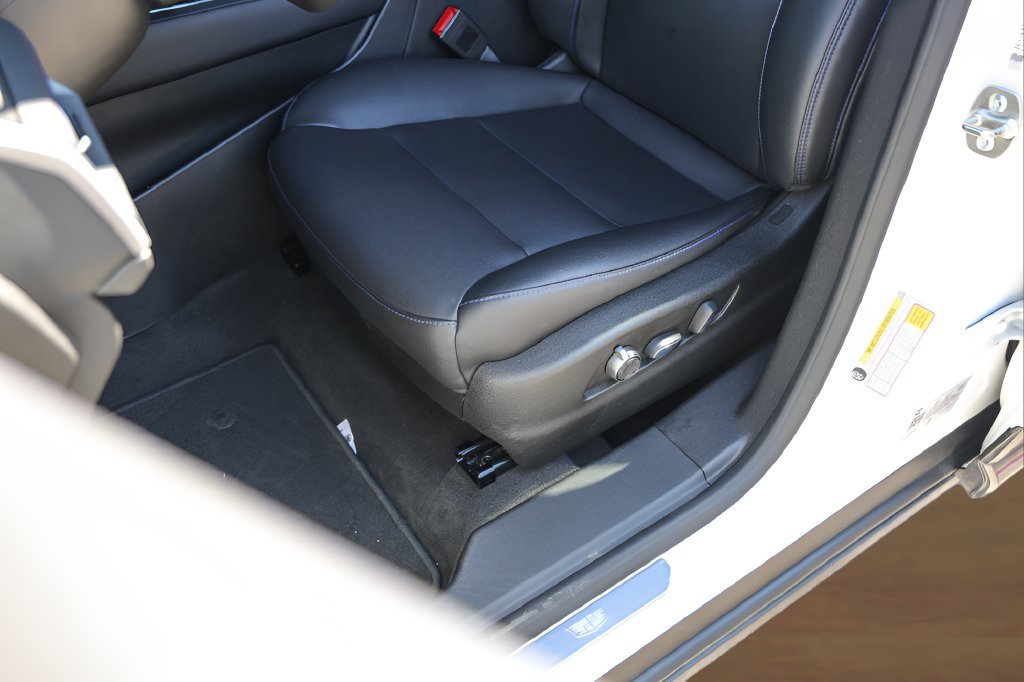 Certified 2025 Cadillac XT4 Sport FWD image 8