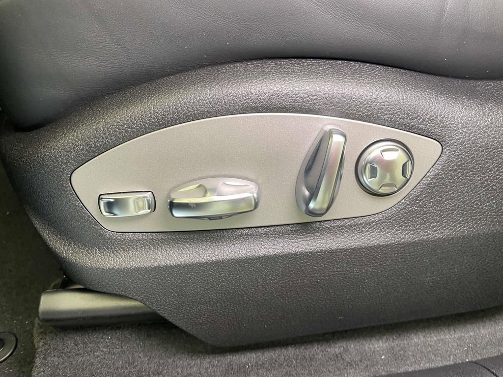 New 2025 Porsche Macan Base image 17