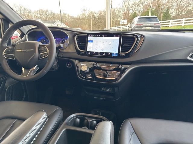 Used 2025 Chrysler Pacifica Select image 28