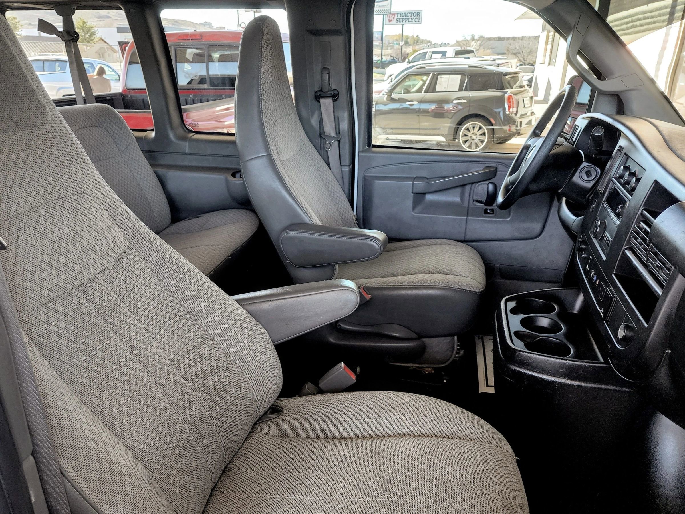 Used 2020 Chevrolet Express 3500 LT w/ LT Preferred Equipment Group RWD image 17