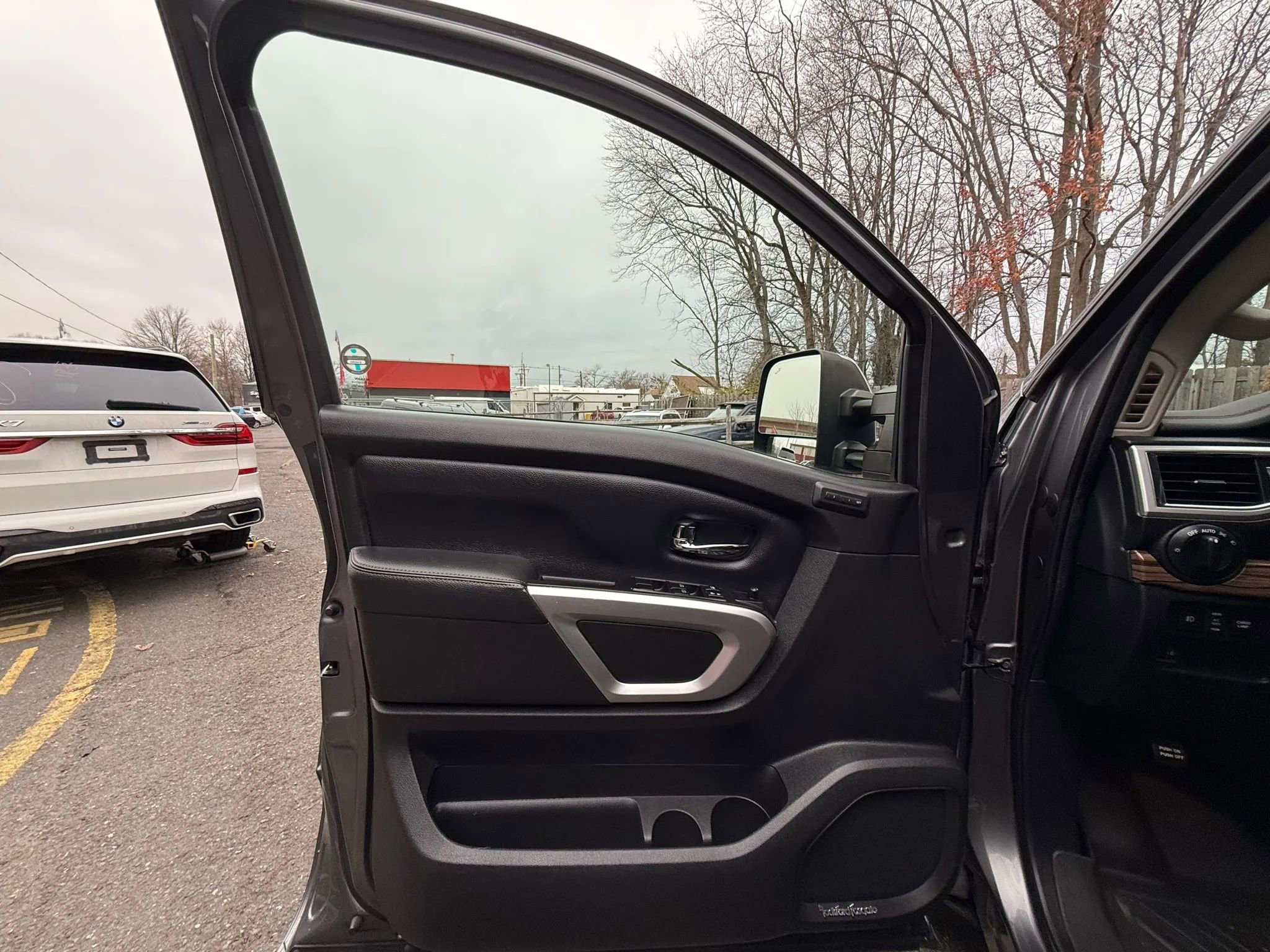 Used 2017 Nissan Titan SL image 9