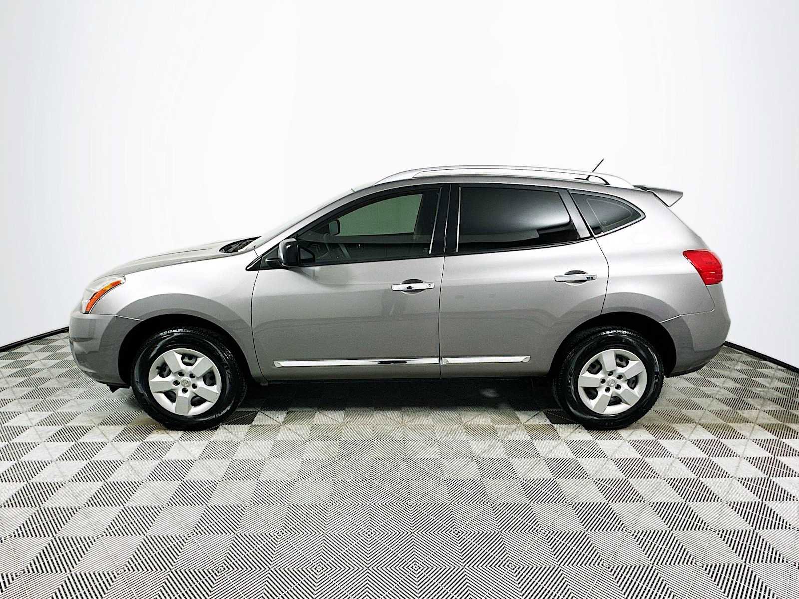 Used 2015 Nissan Rogue S w/ Convenience Package FWD image 4