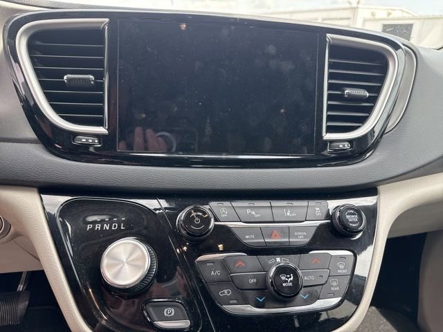 Used 2023 Chrysler Pacifica Touring-L FWD image 15