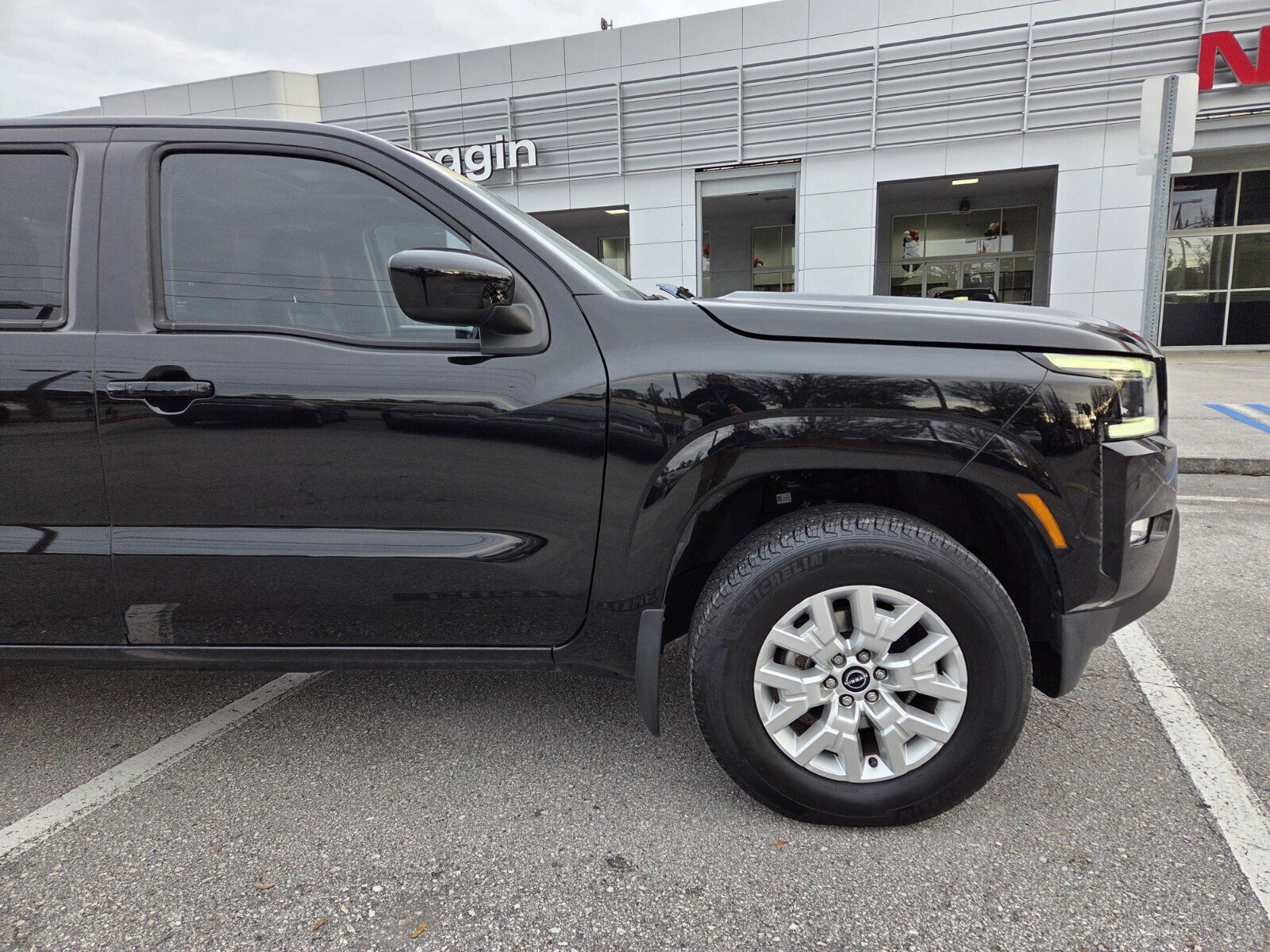 Used 2022 Nissan Frontier SV w/ SV Premium Package image 8