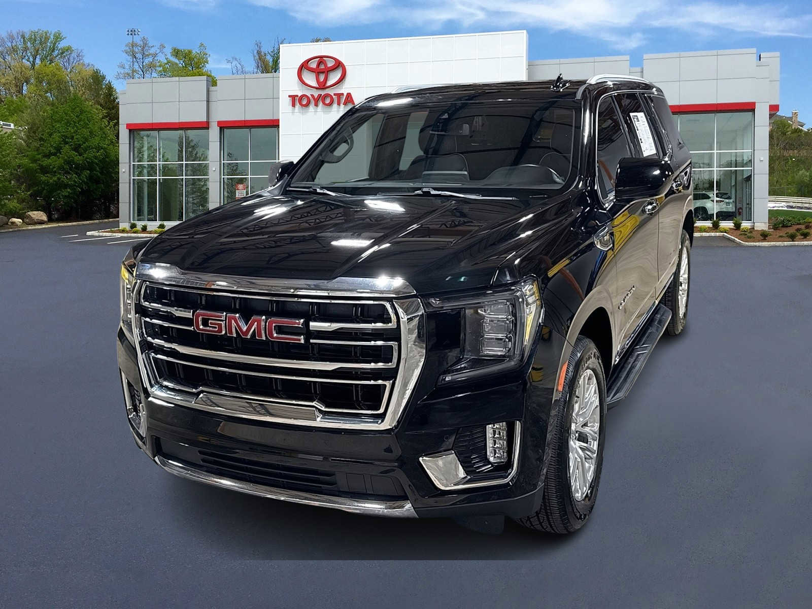 Used 2023 GMC Yukon SLT image 1