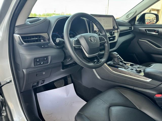 Used 2023 Toyota Highlander Limited image 18