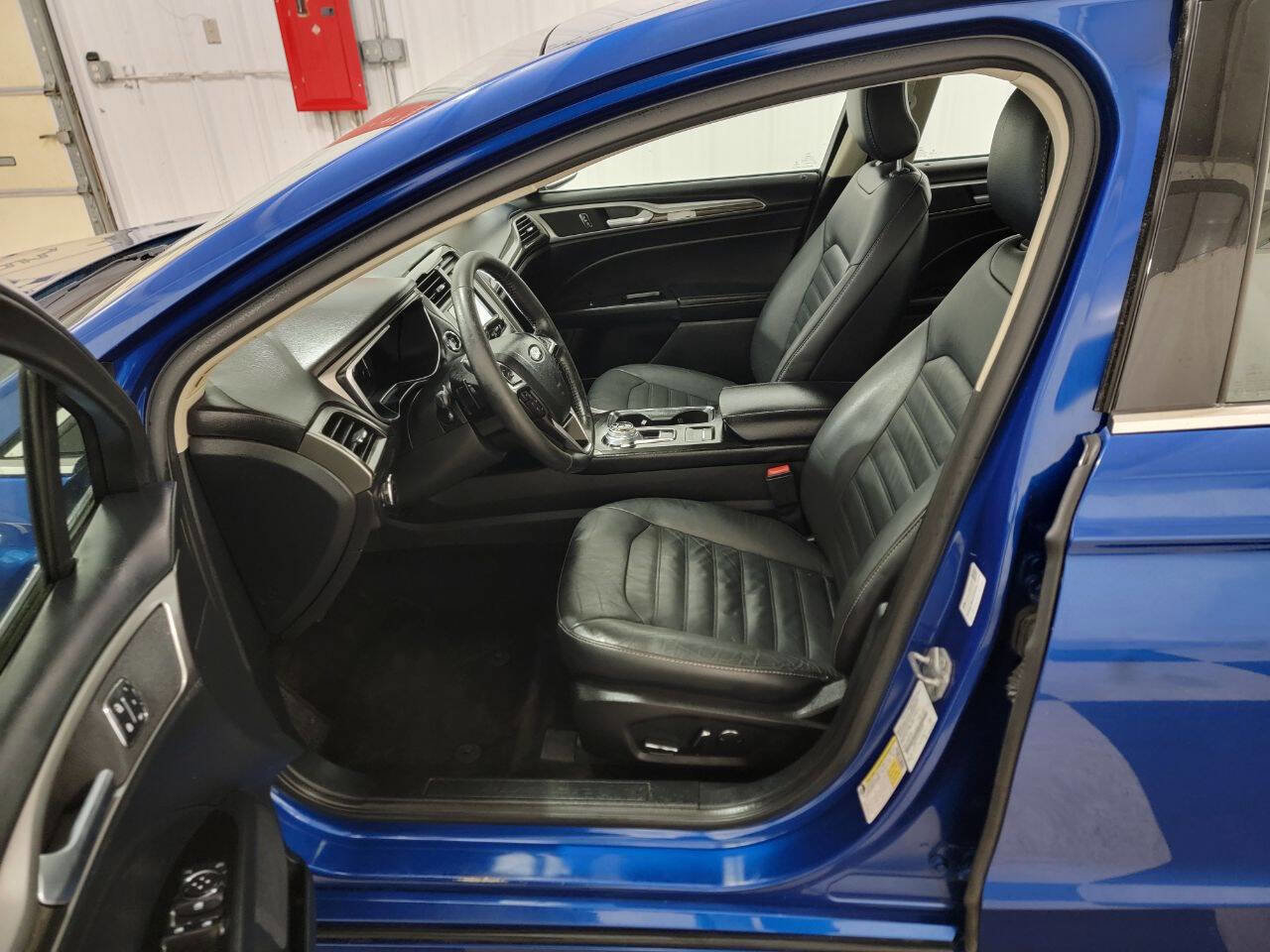 Used 2017 Ford Fusion SE w/ Fusion SE Technology Package FWD image 14