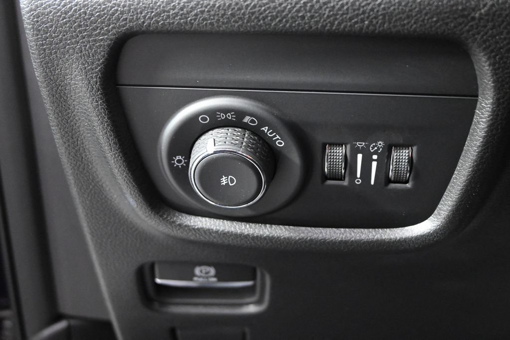 Used 2023 Jeep Grand Cherokee L Limited w/ Luxury Tech Group II AWD/4WD image 25