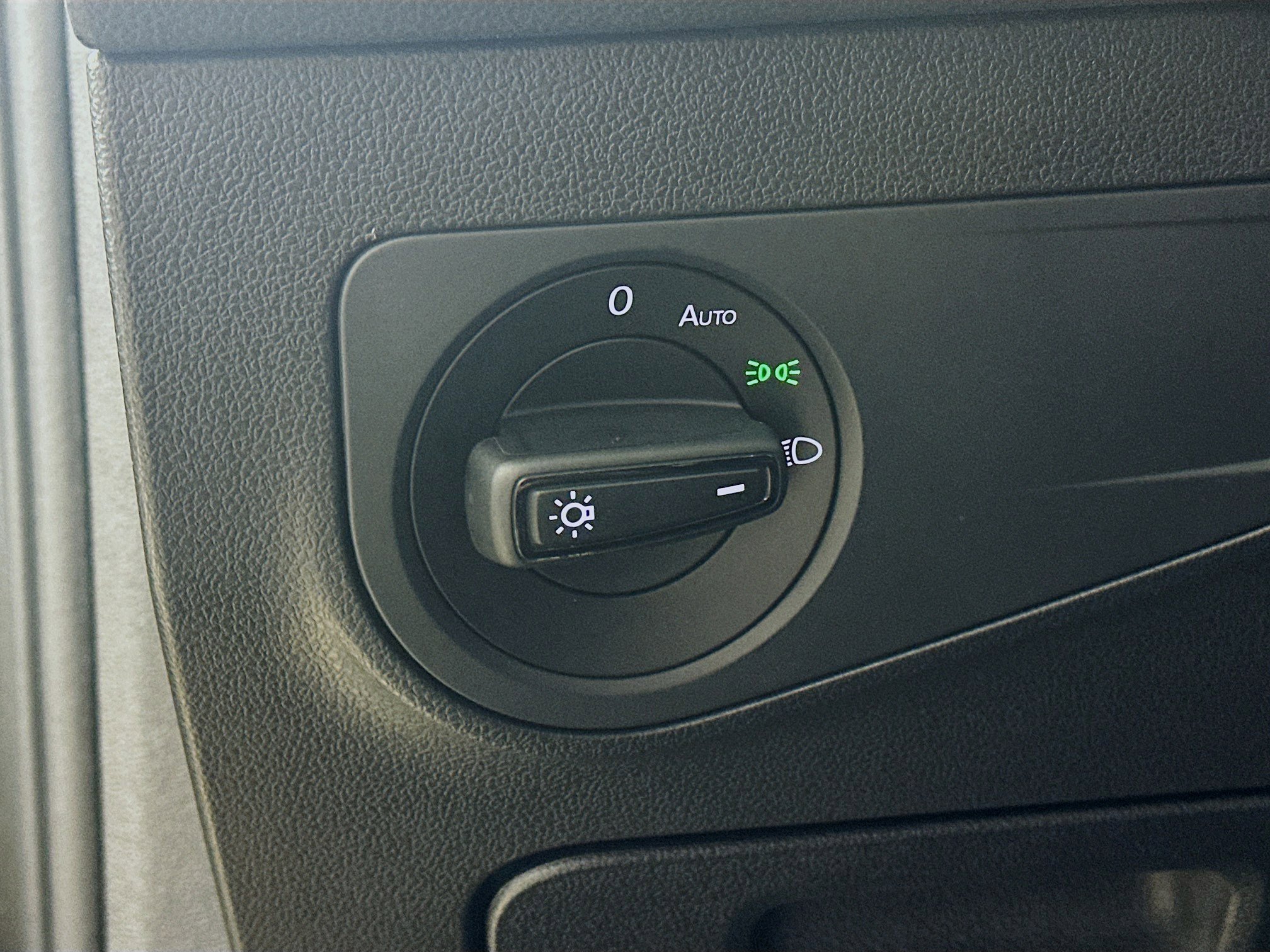 Used 2018 Volkswagen Tiguan S image 11