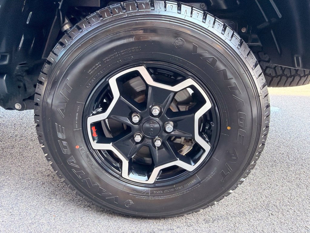 Used 2022 Jeep Gladiator Rubicon w/ LED Lighting Group AWD/4WD image 35