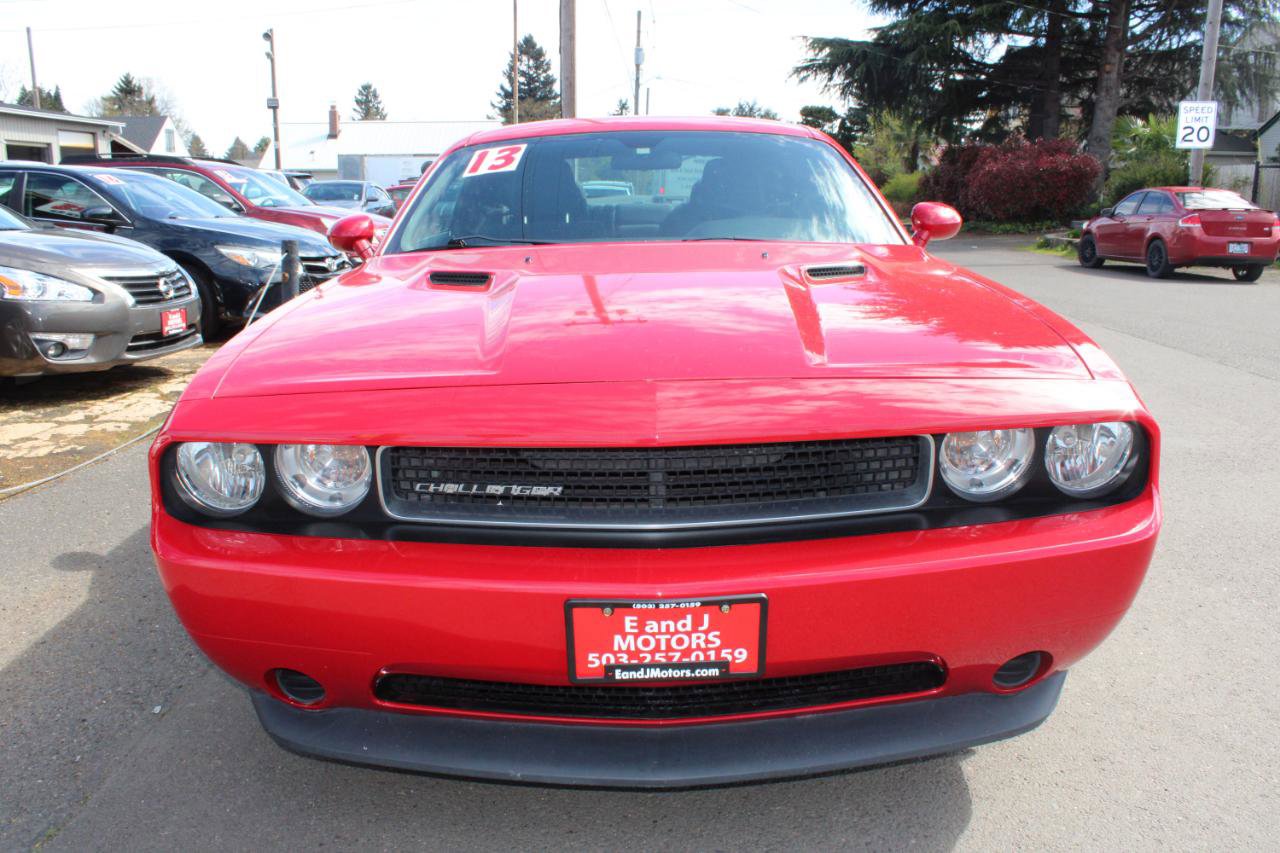 Used 2013 Dodge Challenger SXT image 2