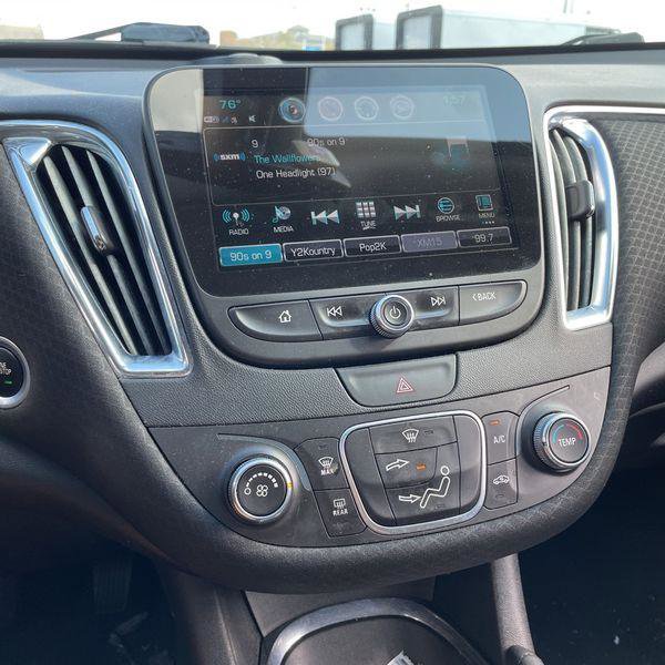 Used 2018 Chevrolet Malibu LT FWD image 17