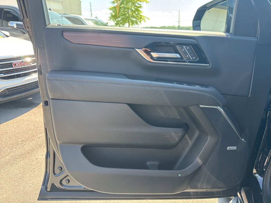 Used 2025 GMC Yukon XL Denali AWD/4WD image 10