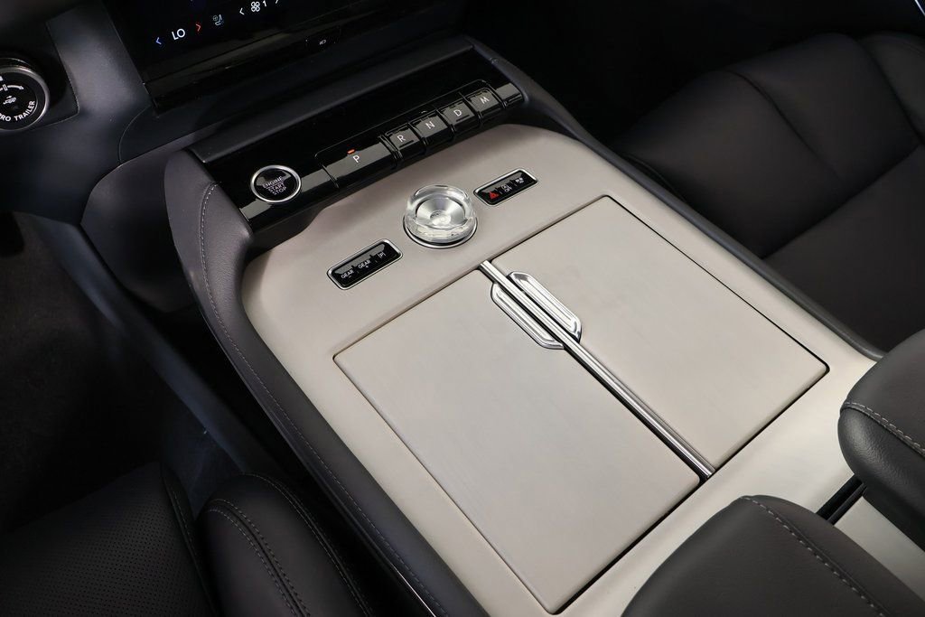 New 2026 Lincoln Navigator Premiere image 8