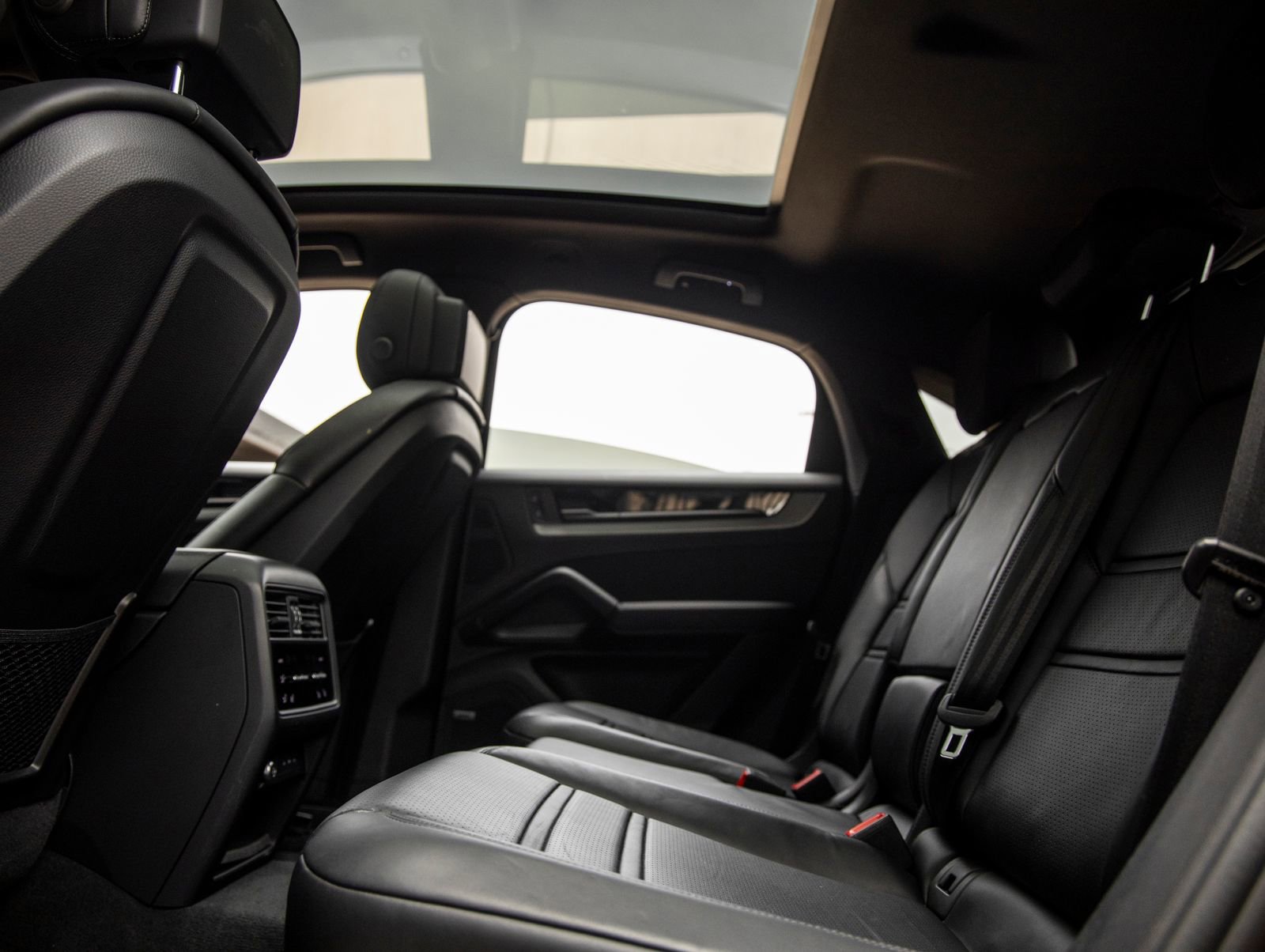 Certified 2024 Porsche Cayenne Coupe AWD/4WD image 34