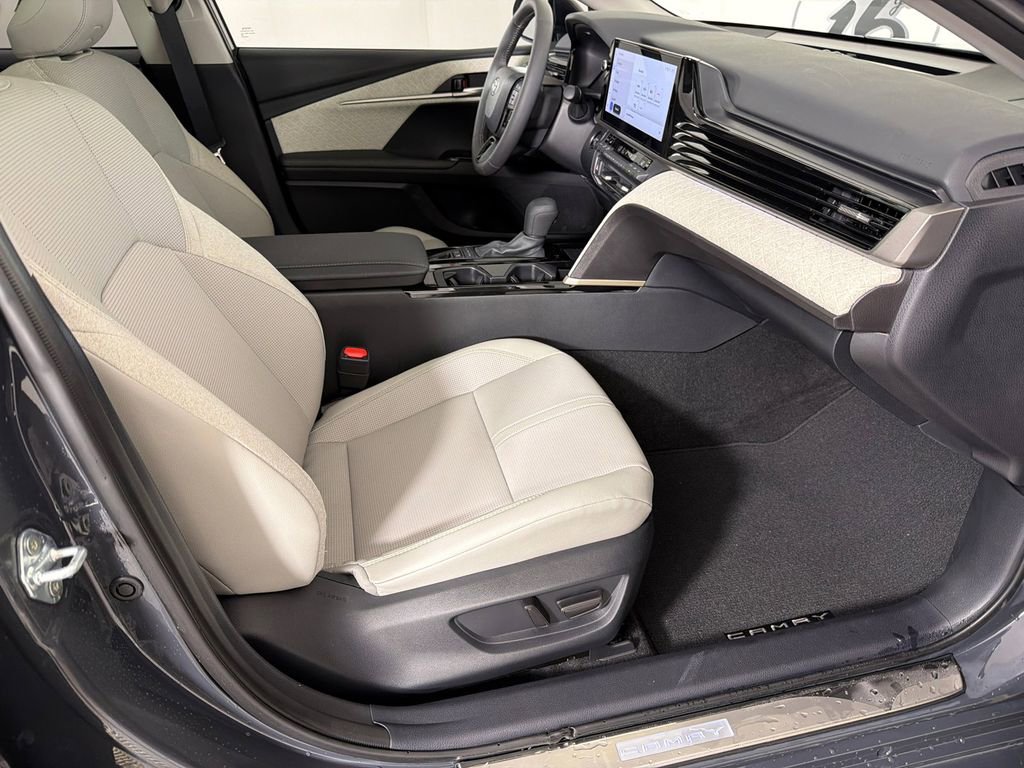 Used 2025 Toyota Camry XLE image 14