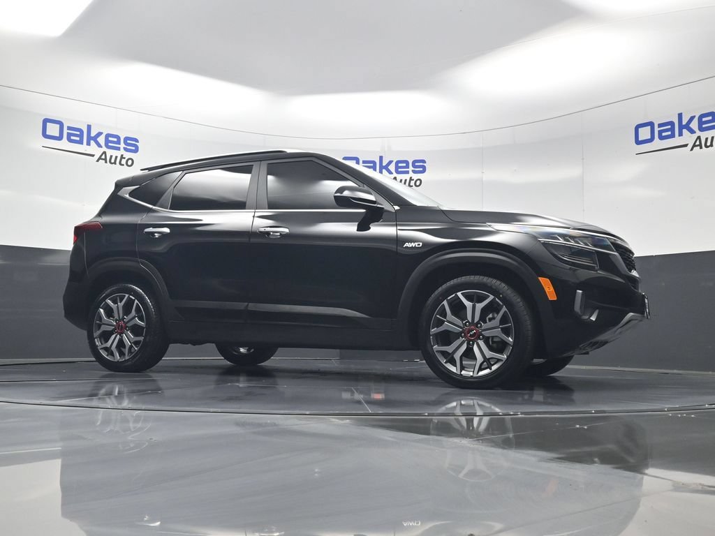 Certified 2022 Kia Seltos SX w/ Sunroof Package AWD/4WD image 41