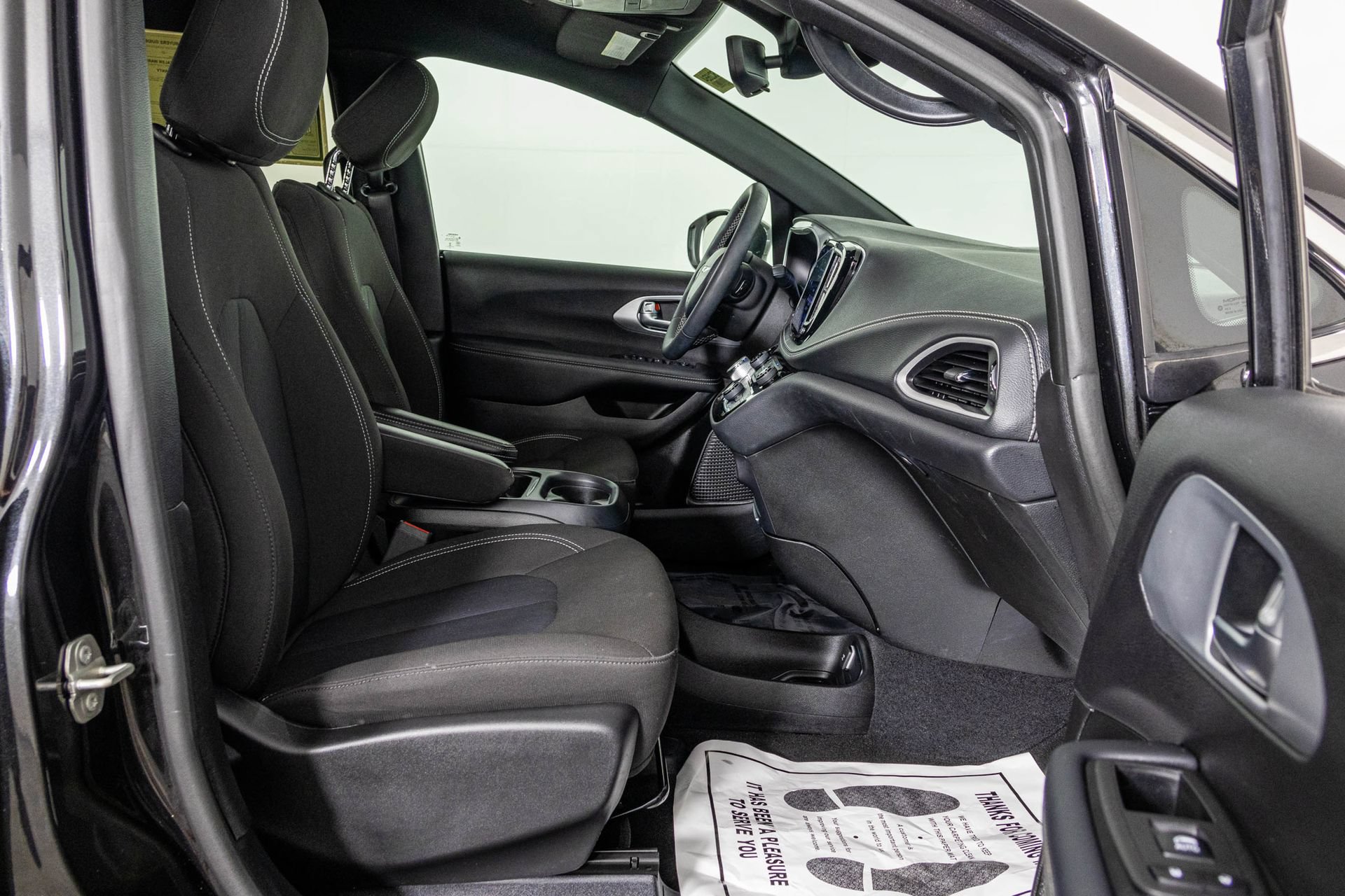 Used 2023 Chrysler Pacifica Touring FWD image 45