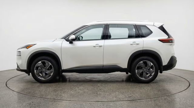 Used 2025 Nissan Rogue SV image 2