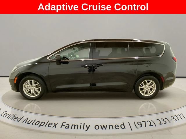 Used 2025 Chrysler Pacifica Select FWD image 2