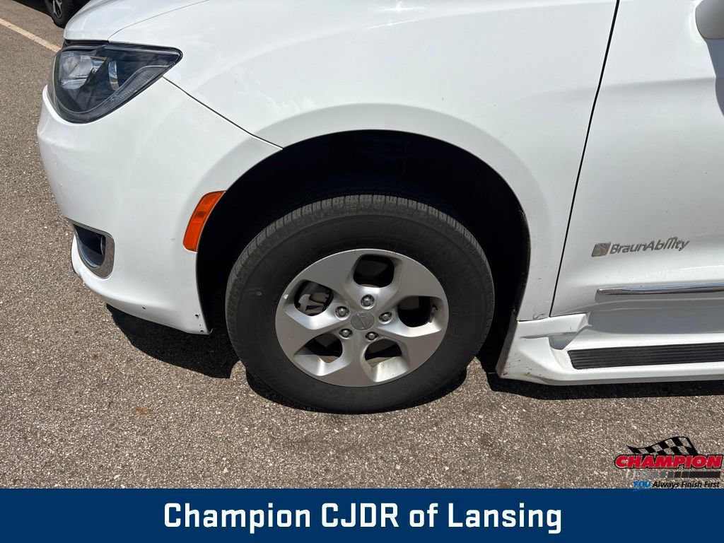 Used 2017 Chrysler Pacifica Touring-L Plus FWD image 33