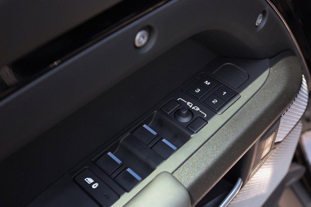 Used 2024 Land Rover Defender 130 V8 image 33