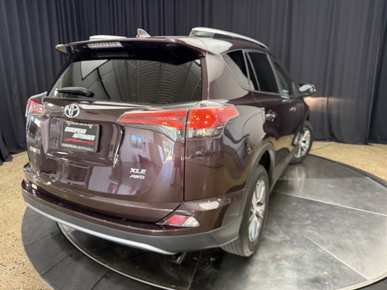 Used 2017 Toyota RAV4 XLE AWD/4WD image 9