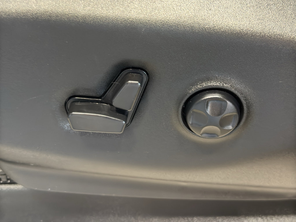 Used 2023 Chrysler Pacifica Touring-L FWD image 18
