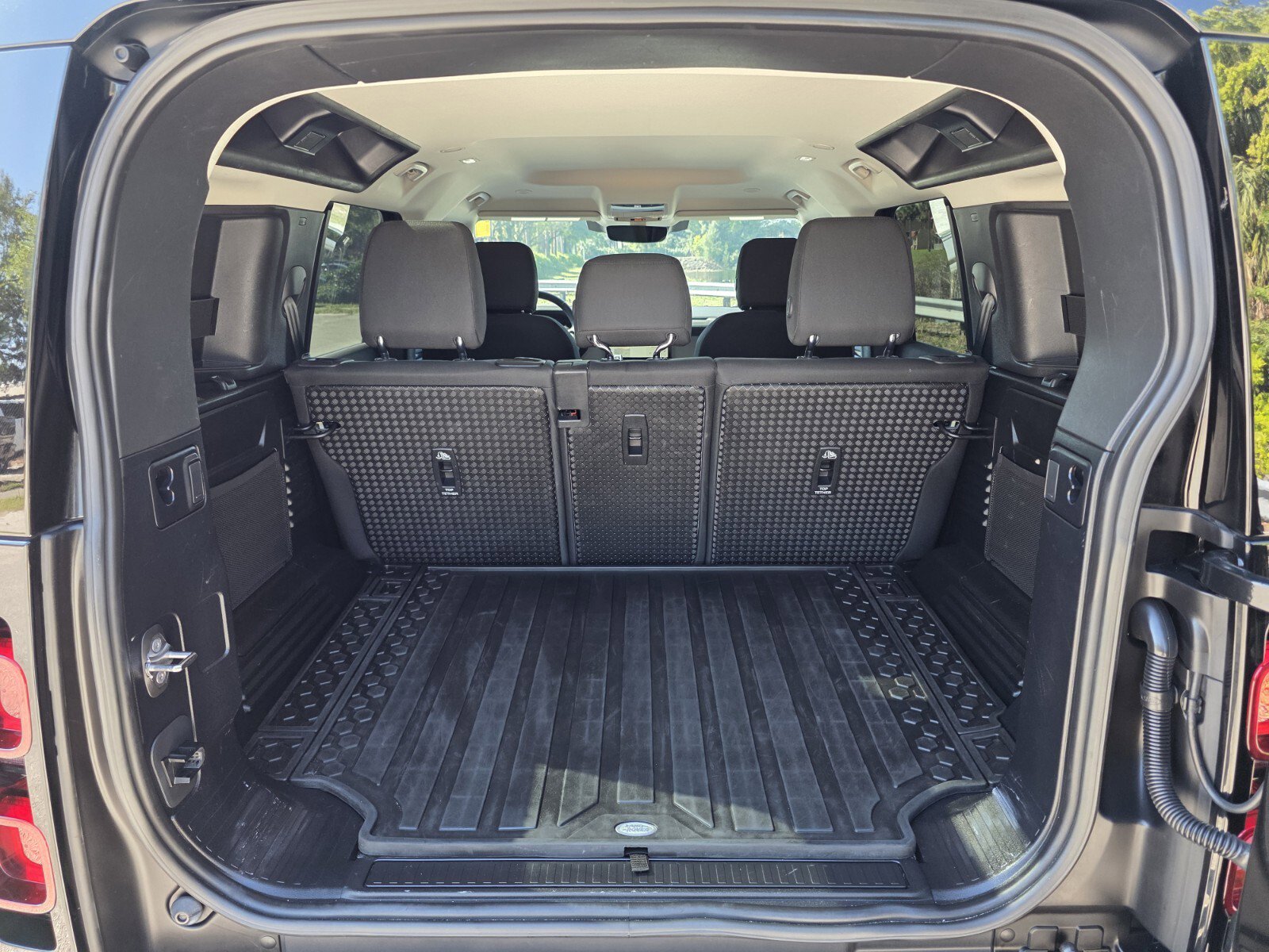 Used 2023 Land Rover Defender 110 image 16