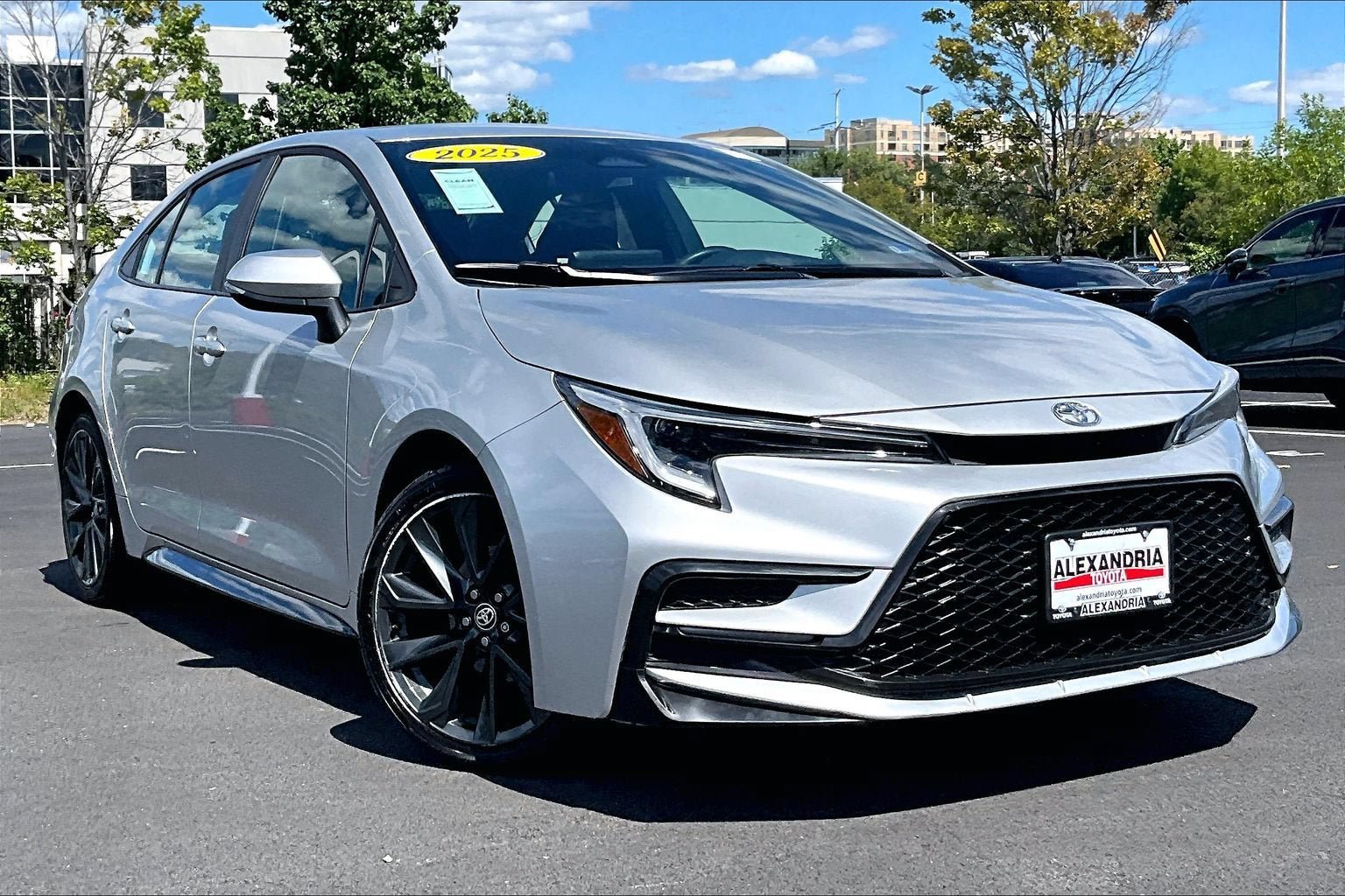 Used 2025 Toyota Corolla SE FWD image 2