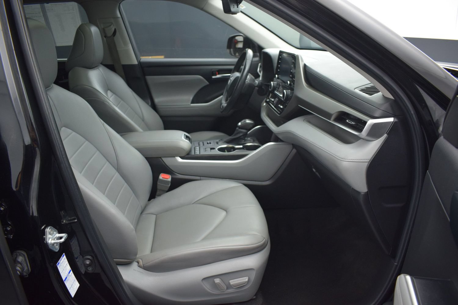 Used 2022 Toyota Highlander XLE AWD/4WD image 10