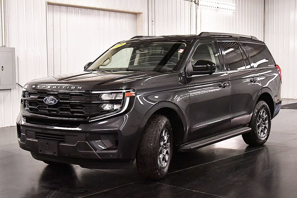 Used 2025 Ford Expedition Active AWD/4WD image 3