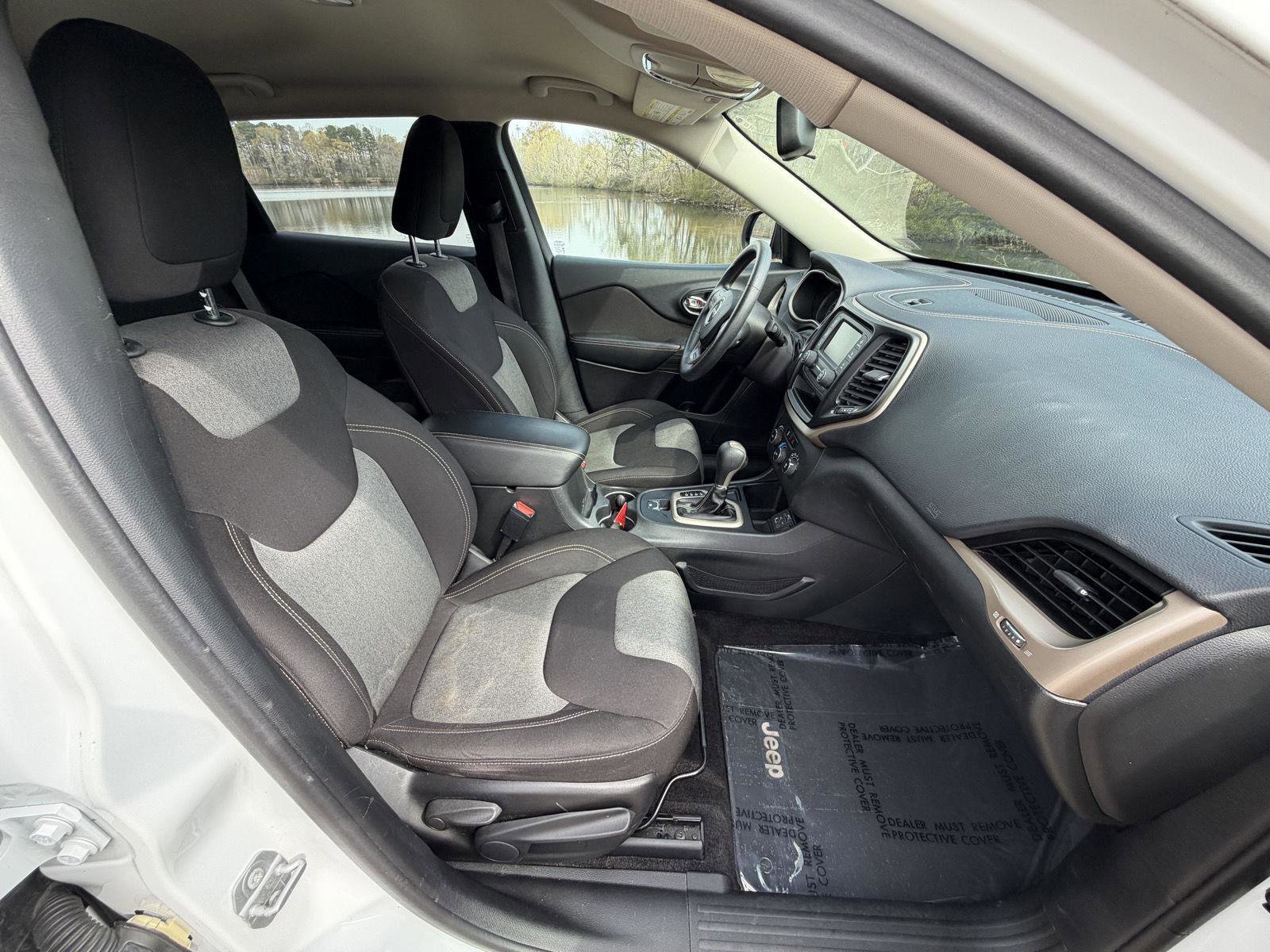 Used 2016 Jeep Cherokee Sport image 13