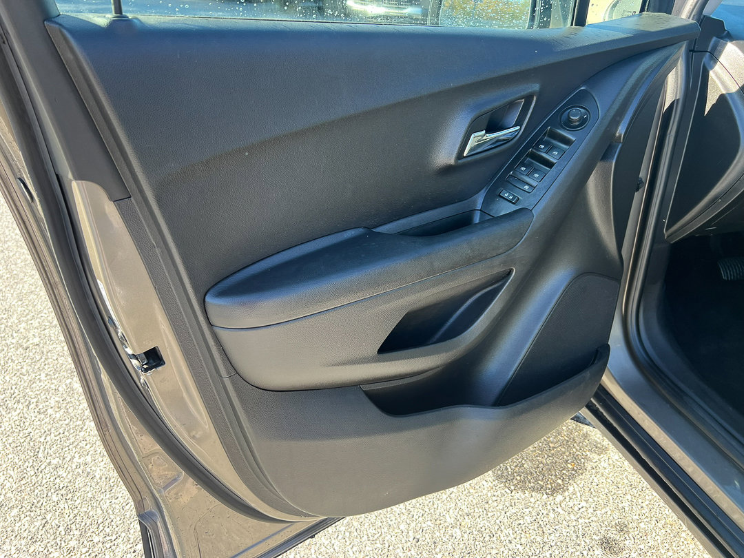 Used 2021 Chevrolet Trax LS w/ Tint and Cruise Package image 11