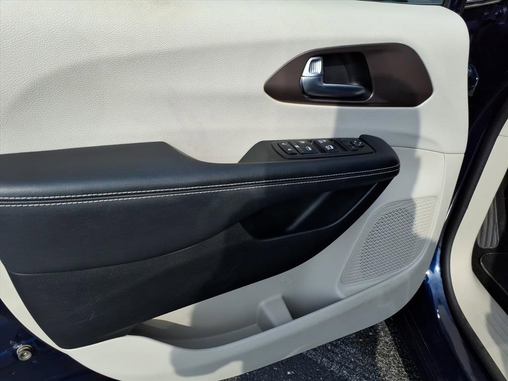 Used 2020 Chrysler Voyager L image 11