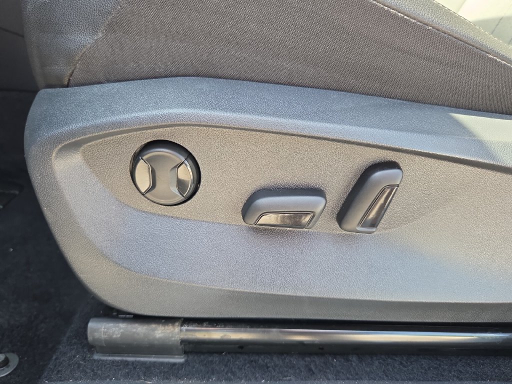 Used 2022 Volkswagen Tiguan SE R-Line FWD image 12