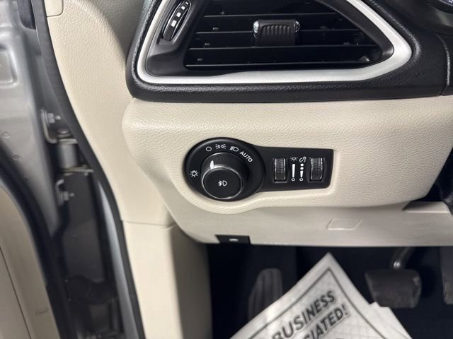 Used 2023 Chrysler Pacifica Touring-L image 38
